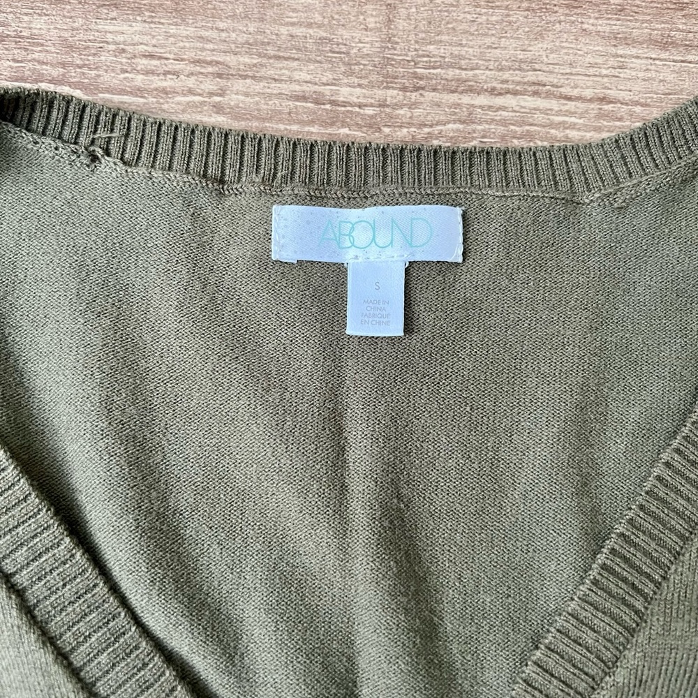 Three sweaters - Picture 6 of 9